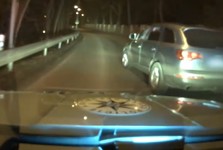 Řidičák neměl, drogy ano. Řidič u Boleslavi odmítal zastavit, do akce musel speciální pás